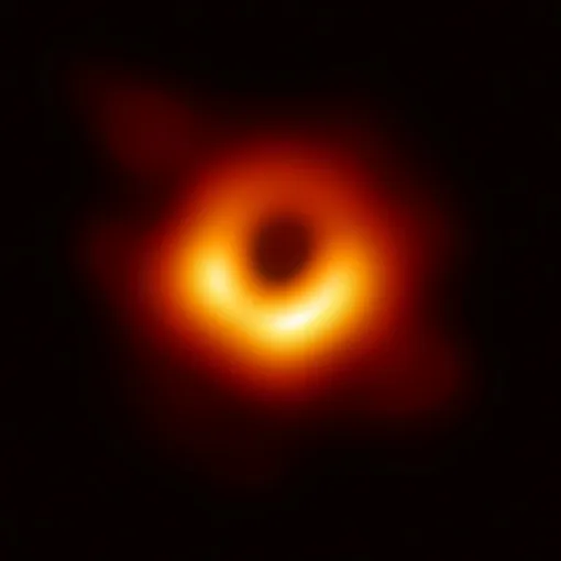 Ученые впервые в истории сделали фотографию черной дыры — сверхмассивного коллапсара в далекой галактике Messier 87, находящейся в скоплении Девы. Чтобы это стало возможным, понадобилось восемь телескопов, расположенных на разных континентах