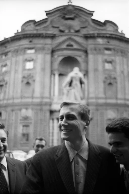 Евгений Евтушенко у Палаццо Кариньяно в Турине, 1960-е.