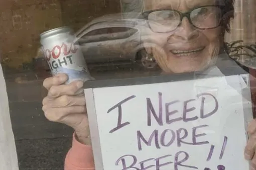 93-летняя американка опубликовала фото с табличкой «Мне нужно больше пива». Ей доставили 150 банок прямо к дверям