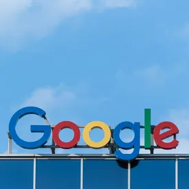 Российские телеканалы потребовали от Google 2 ундециллиона рублей (это число с 36 нулями). Зарубежные СМИ пишут, что сумма превышает мировой ВВП