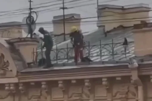 Превентивная уборка: петербургские коммунальщики «собирали» на крышах невидимый снег и аккуратно «сбрасывали» его