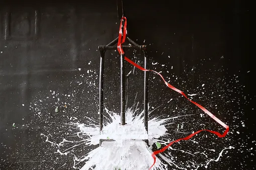 Разбивание бутылки с шампанским о борт первой дизель-электрической подводной лодки «Петропавловск-Камчатский», построенной для Тихоокеанского флота РФ, во время церемонии спуска на воду, Санкт-Петербург.