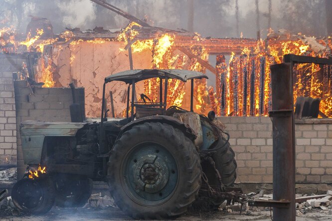 Якутия и Челябинская область охвачены природными пожарами. В регионах действует режим ЧС