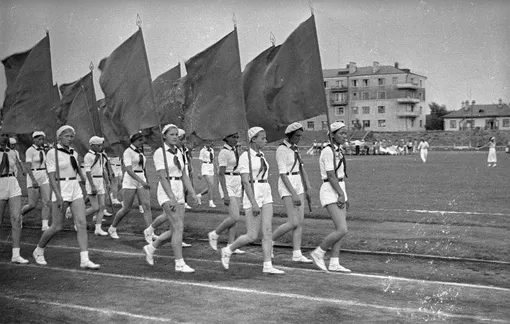 Девочки-пионерки с флагами на стадионе Юных пионеров 1937 год