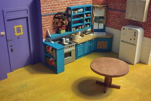 Художник создал миниатюрную кухню Моники из «Друзей». Ее не отличить от настоящей!