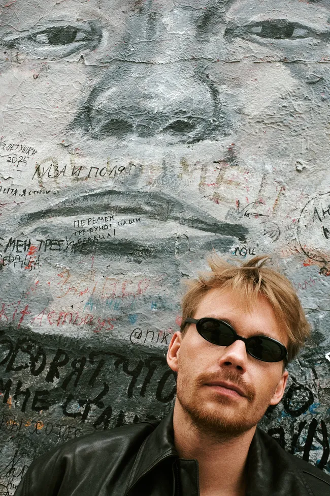 «Быть счастливым — это только твой выбор». Актер Роман Евдокимов — про минувший год, миллениальскую паузу и собаку по кличке Финик