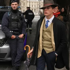 Таинственный «мужчина в федоре», завирусившийся после ограбления Лувра, оказался 15-летним фанатом Шерлока Холмса Таинственный «мужчина в федоре», завирусившийся после ограбления Лувра, оказался 15-летним фанатом Шерлока Холмса