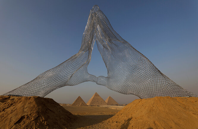 Скульптура итальянского художника Лоренцо Куинна «Вместе» (Together), установленная напротив комплекса пирамид Гизы в пригороде Каира.