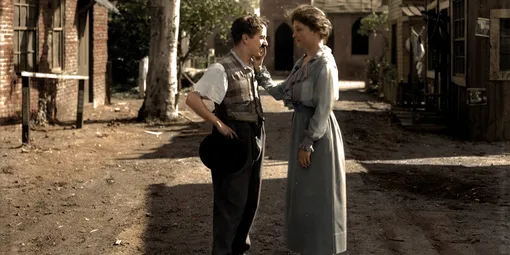 Слепая писательница Хелен Келлер приветствует Чарли Чаплина.