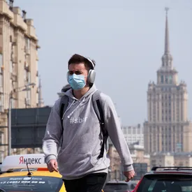 Bloomberg сообщил о начале третьей волны коронавируса в России. В Роспотребнадзоре заявили, что это не волна, а «плавный подъемчик»