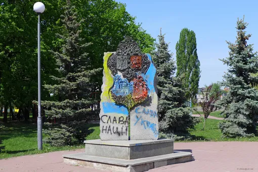 В Киеве снесли памятник дружбе с Москвой, установленный в 2001 году