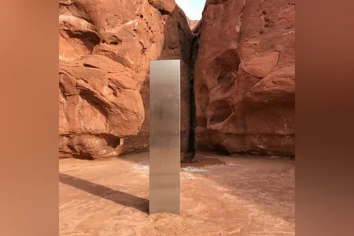 В США посреди пустыни нашли таинственный металлический монолит. Его сравнивают с обелиском из «Космической одиссеи» Кубрика