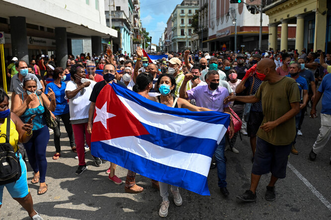 На Кубе прошли крупнейшие за 30 лет антиправительственные митинги. Протестующие требовали отставки президента и доступа к вакцинам от коронавируса