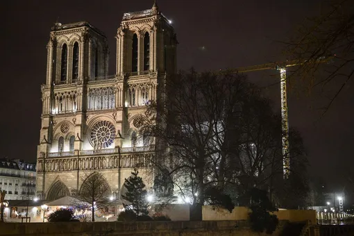 В соборе Парижской Богоматери в честь Рождества прошел первый после пожара концерт. Музыканты исполняли Jingle Bells и Моцарта в строительной форме