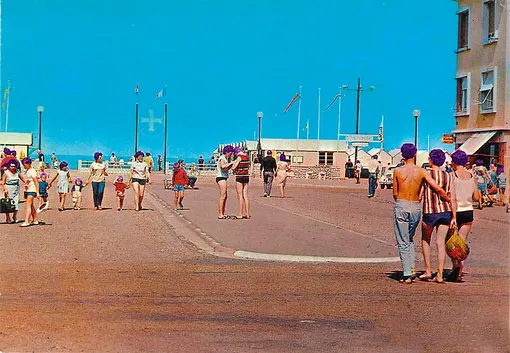 Динар, Cеверная Бретань, 1983 год.
Относительно эффективности морской воды до сих пор есть разные мнения – многие считают, что этот слух распустили владельцы местных гостиниц. Динар, Cеверная Бретань, 1983 год.Относительно эффективности морской воды до сих пор есть разные мнения – многие считают, что этот слух распустили владельцы местных гостиниц.