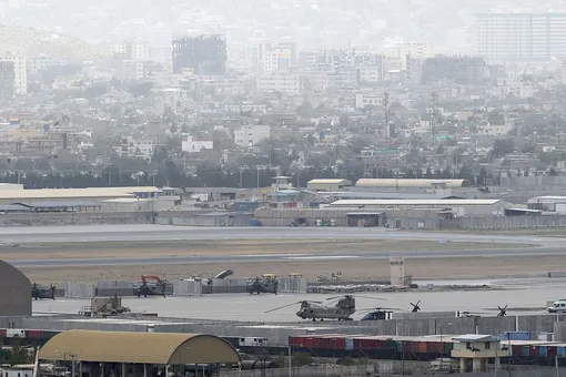 В районе аэропорта Кабула произошел взрыв. СМИ называют это атакой террориста-смертника