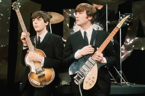Пол Маккартни и Джон Леннон на шоу Эда Салливана в 1964-м году.