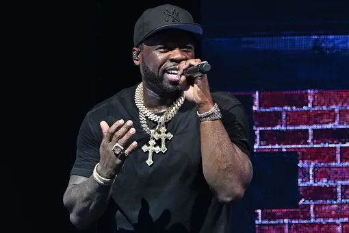 50 Cent на концерте бросил микрофон в толпу и рассек лоб поклоннице. Она обратилась в полицию 50 Cent на концерте бросил микрофон в толпу и рассек лоб поклоннице. Она обратилась в полицию