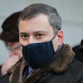 Депутат Госдумы Хинштейн отозвал запросы в СК и Генпрокуратуру с требованием завести уголовное дело на полицейского, ударившего женщину ногой в живот