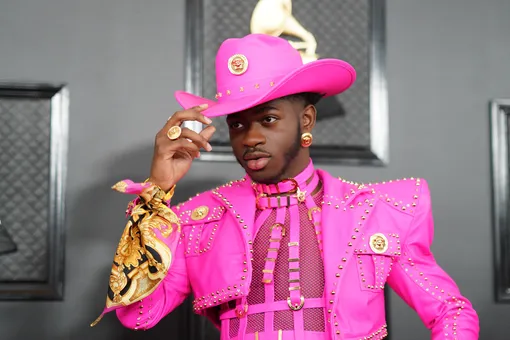 У Lil Nas X порвались штаны во время выступления на шоу SNL — но музыканта это не смутило