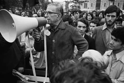 Французский философ-экзистенциалист, писатель и политический активист Жан-Поль Сартр и левые, выступающие против расизма (Michel Ginfray/Sygma via Getty Images)