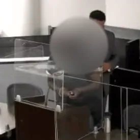 В Детройте 15-летняя девочка засыпала во время экскурсии по зданию суда. Судья заставил ее надеть тюремную робу и наручники