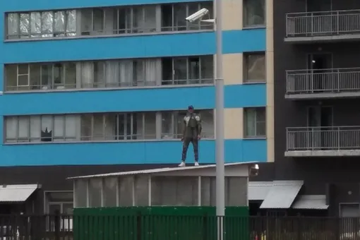 В Петербурге неизвестный ворвался в частный детский сад. По неподтвержденным данным, в руках у него был нож