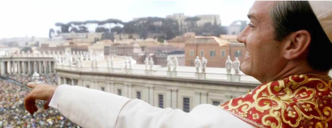 Молодой папа 5. Молодой папа Ватикан. Молодой папа на балконе. Молодой папа Ватикан отце.