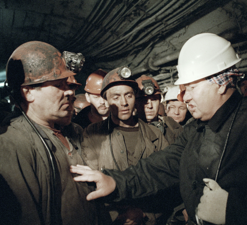 1 мая 1996 год. Ельцин шахтеры Воркута. Забастовки Шахтеров в СССР. Шахтер Воркута. Каска Шахтерская СССР.