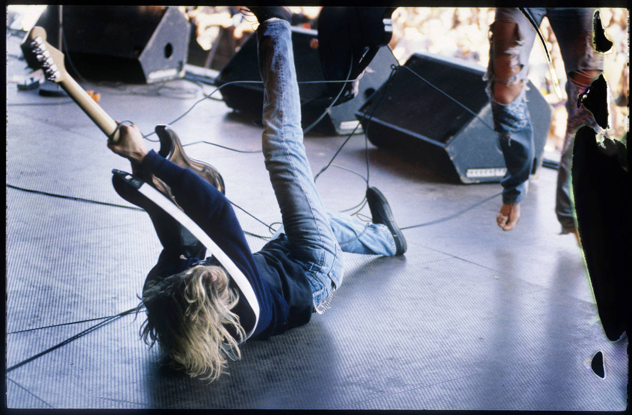 Я прыгаю в нирвану это делает. Курс Кобейн на концерте. Курт Кобейн фото. Курт Кобейн 1991.