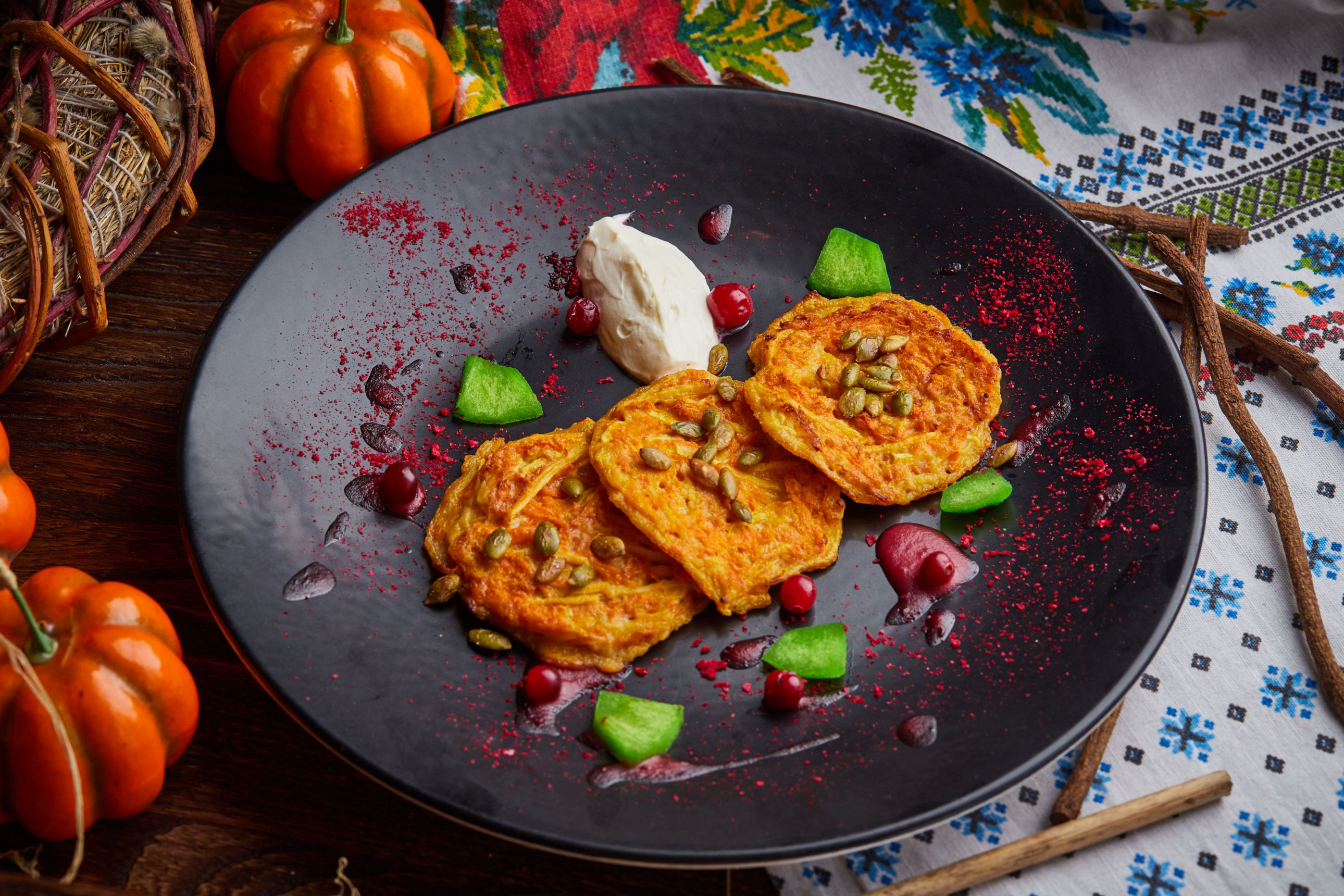 тушеная тыква. что приготовить на ужин из тыквы быстро. тушеная тыква с луком и зеленью. вегетарианское рагу из тыквы. жаркое в тыкве.