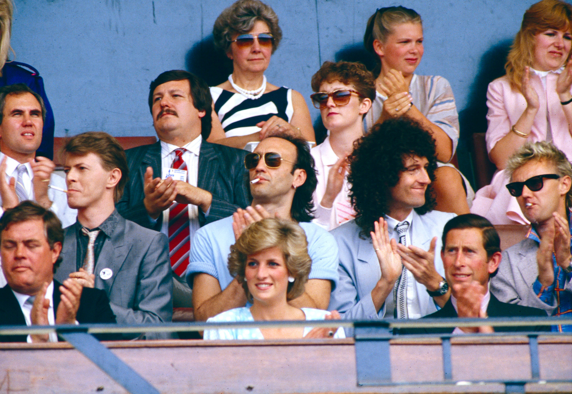 Wembley stadium 1985. Концерт квин на стадионе 1985. Группа queen live aid. Queen на уэмбли 1985. Фредди меркьюри уэмбли 1985.