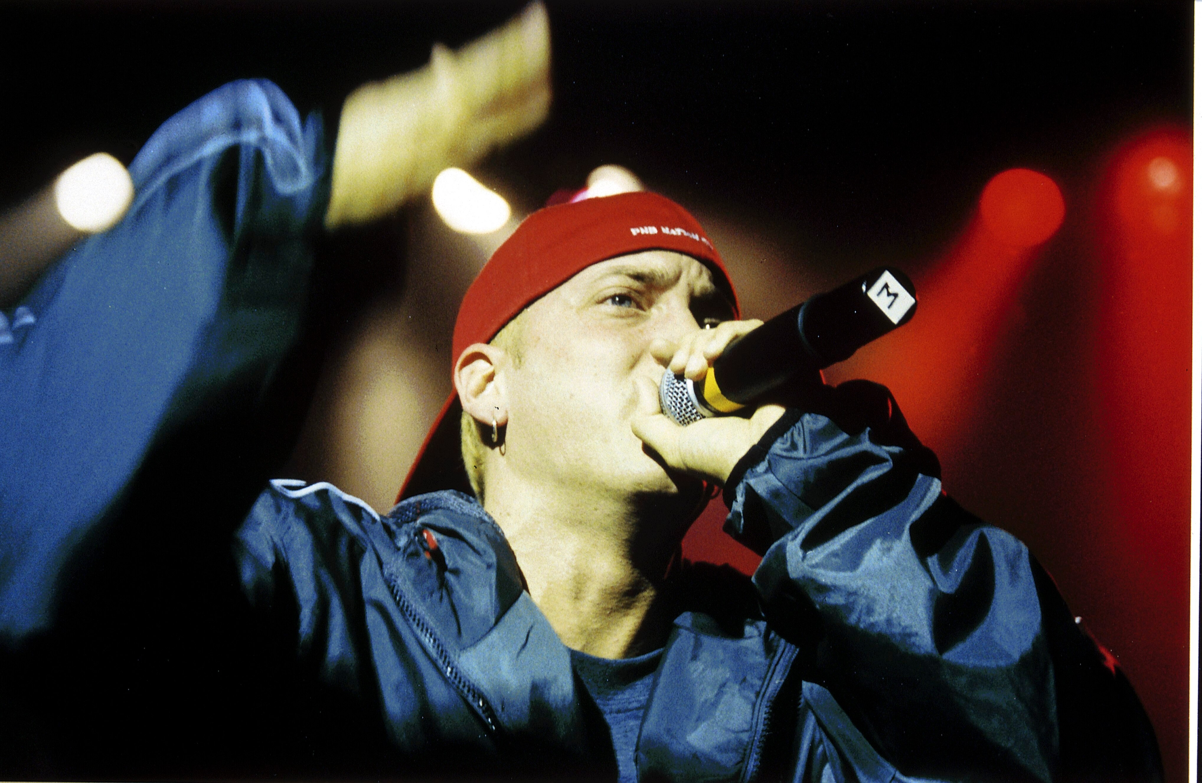 Быстро поет. Eminem Live 1999. Эминем 1998. Эминем 2000. Eminem age
