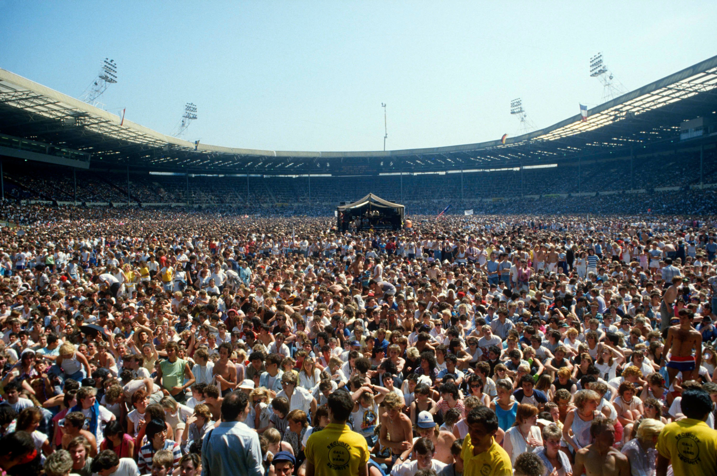 Сколько зрителей было на концерте. Концерт на Уэмбли 1985. Live Aid стадион Уэмбли. Queen Wembley 1985 концерт. Live Aid 1985 Wembley.
